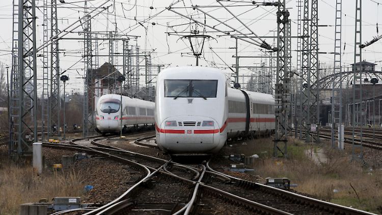 Am vergangenen Wochenende seien 19 Züge durch Schnee und Eis beschädigt worden, teilte die Deutsche Bahn mit.