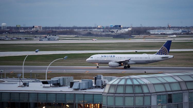 Eine United-Maschine am Flughafen.