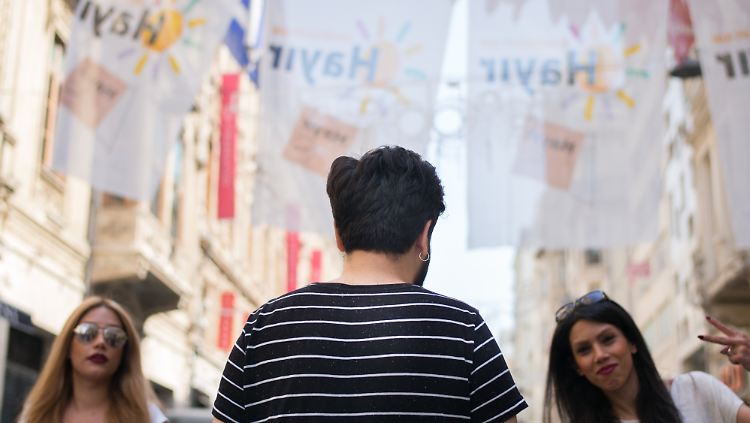 Emin spaziert die Istanbuler Einfkaufsstraße Istiklal herunter. Er fürchtet, dass die Türkei auch ihren letzten Rest an Leichtigkeit verliert.