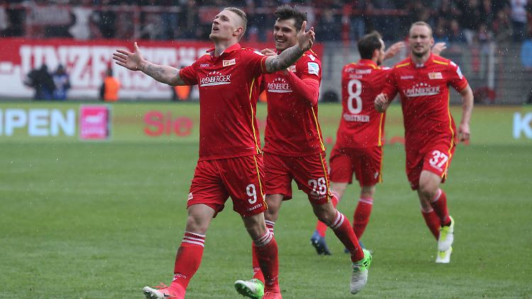 Sebastian Polter lässt sich von seinen Kollegen feiern - er öffnet die Tür zum Sieg.