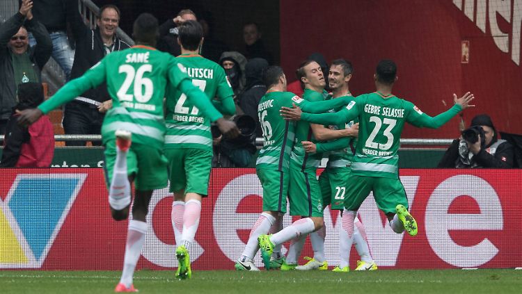 Die Bremer jubeln - ein Sieg im Nordderby schmeckt besonders gut.