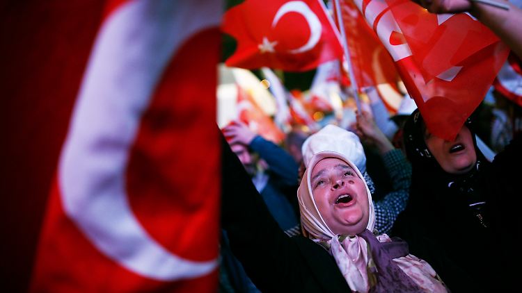 Anhänger des türkischen Präsidenten Erdogan feiern den Wahlsieg.