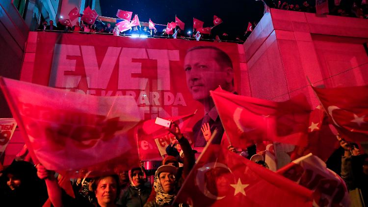 Die Anhänger von Recep Tayyip Erdogan feierten nach dem Referendum eine große Party.