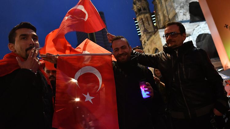 Auch in Berlin feierten viele Türken das erfolgreiche Referendum.