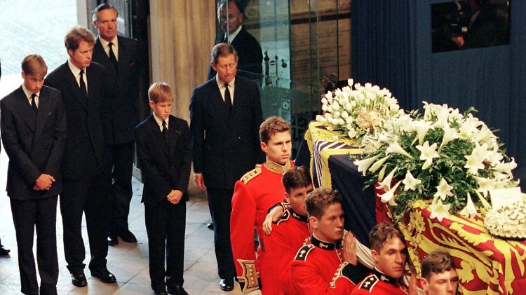 Bei der Beerdigung seiner Mutter ist Prinz Harry (4.v.l.) erst zwölf Jahre alt.