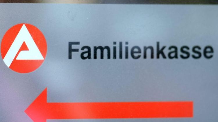 Das Kindergeld muss bei der zuständigen Familienkasse schriftlich beantragt werden.