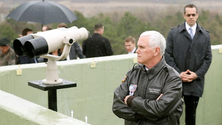 Mike Pence blickt von einem Aussichtsposten Richtung Nordkorea.