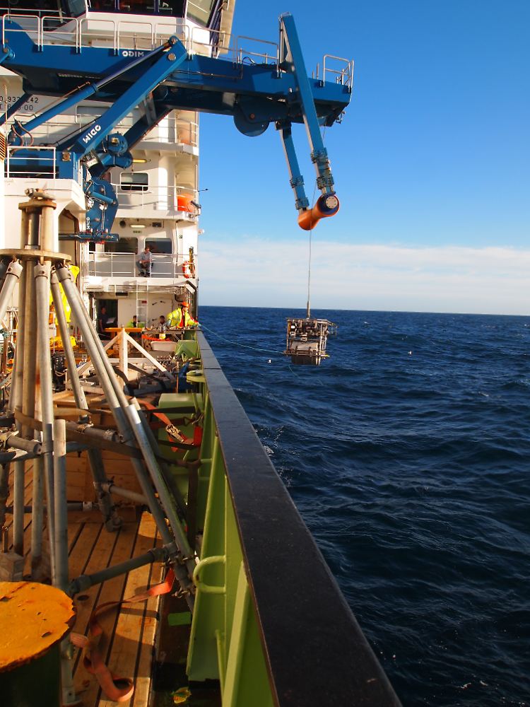 Bei der letzten Expedition zu den Seebergen Expedition im November 2011 im südlichen Indischen Ozean wird Gerätschaft ins Wasser gelassen.