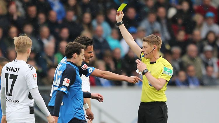 Christian Dingert hatte im Spiel der TSG Hoffenheim gegen Borussia Mönchengladbach ordentlich zu tun - und traf mehrere zweifelhafte Entscheidungen.