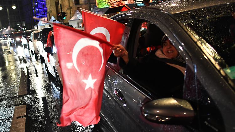 Türken feiern in Berlin den Ausgang des Referendums.