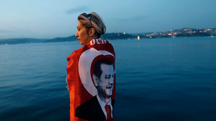 Wie geht es weiter in der Türkei? Eine Erdogan-Anhängerin blickt über den Bosporus.