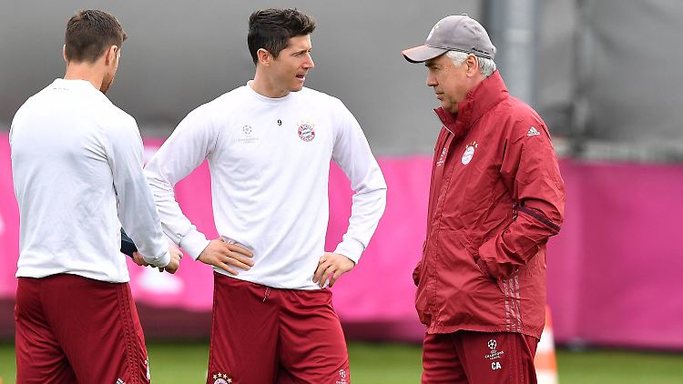 Carlo Ancelotti vermisst seinen Topstürmer Robert Lewandowski wohl schmerzlich - von ihm hängt auch sein Nimbus ab.