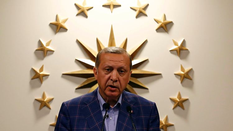 Der türkische Präsident Erdogan wird durch das Referendum vom Staatsoberhaupt ohne größere verfassungsrechtliche Befugnisse zum offiziellen Machtzentrum der Türkei.