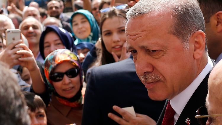 Präsident Erdogan am Tag nach dem Referendum vor einer Moschee in Istanbul.