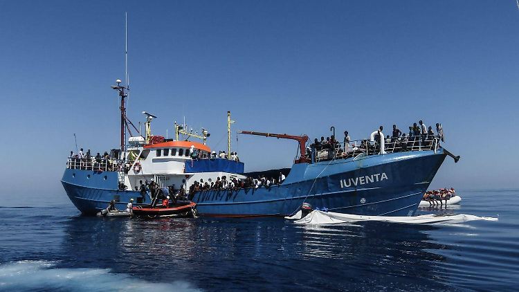 Archivbild der "Iuventa". Sie befindet sich derzeit auf ihrer dritten Fahrt: Mission Sebastian Kurz, benannt nach dem österreichischen Außenminister.