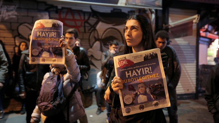 Hayir - Nein. Protest in Istanbul am Abend der Wahl. In der Stadt am Bosporus gab es eine Mehrheit gegen die Verfassungsänderung.