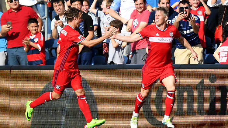 Bastian Schweinsteiger feiert seinen zweiten Treffer für Chicago Fire mit Michael Harrington. 