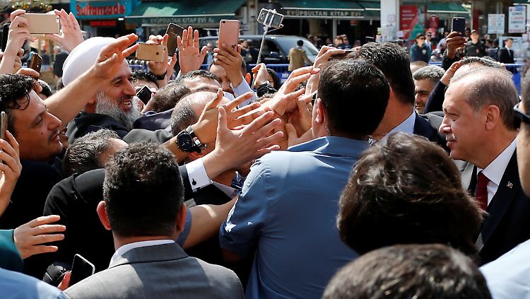 Am Tag nach dem Referendum jubeln Erdogan-Anhänger ihrem Präsidenten zu.
