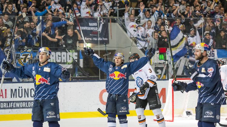Auf dem Weg zum erneuten Titel: Münchner Jubel nach dem 3:0.