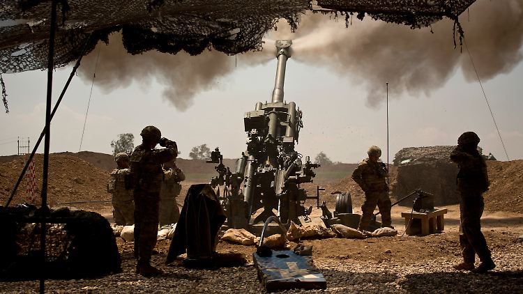 Östlich von Mossul unterstützt US-Artillerie die Offensive der irakischen Armee.