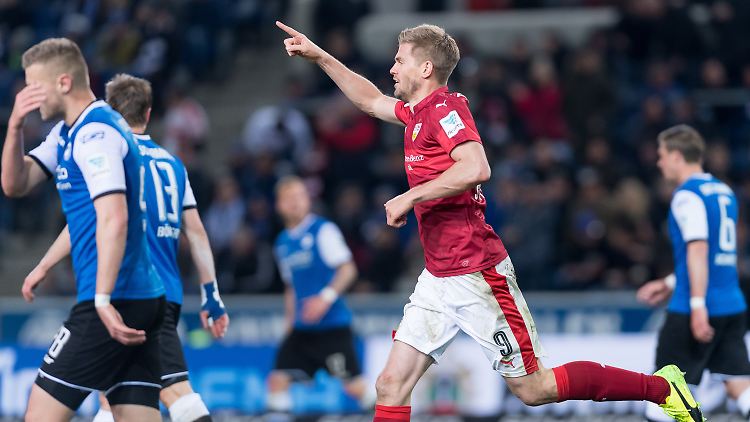 Simon Terodde erzielte gegen Bielefeld seine Saisontreffer 18 und 19.