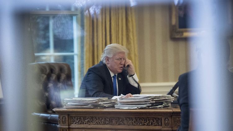 US-Präsident Trump telefoniert Ende Januar in seinem Oval Office im Weißen Haus.
