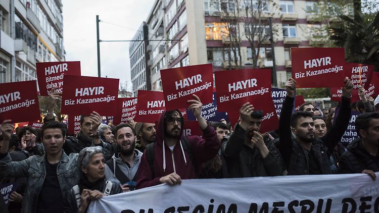 Gegner der bevorstehenden Verfassungsänderungen protestieren gegen das Referendum. Durch den Ausnahmzustand kann ihre Versammlungsfreiheit eingeschränkt werden.