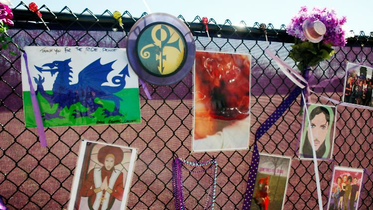 Ein Jahr nach Prince' Tod pilgern immer noch Fans zu seinem Anwesen Paisley Park.
