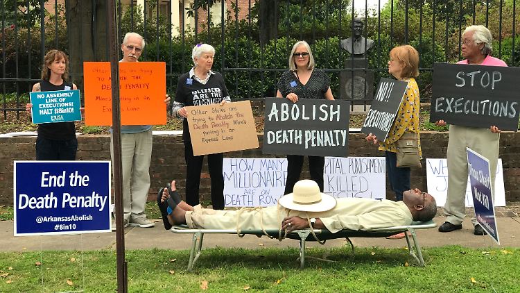 Die geplanten Hinrichtungen im US-Bundesstaat Arkansas sorgen für heftige Kritik. Zahlreiche Demonstranten versammeln sich in der Hauptstadt Little Rock.