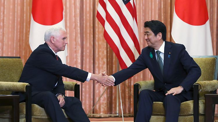 Mike Pence sichert Shinzo Abe die Hilfe der USA im Nordkorea-Konflikt zu.