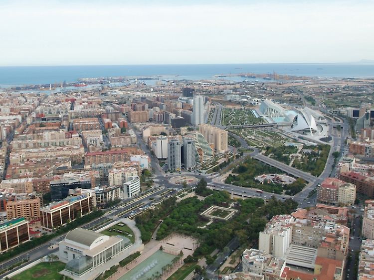 Das trockengelegte Flussbett des Rio Turia führt Valencia-Besucher zur futuristischen Stadt der Künste und Wissenschaften. Die Metropole ist eine interessante Alternative zu Barcelona.