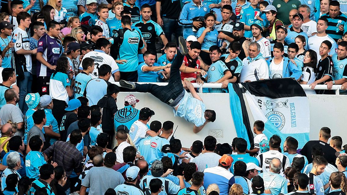 Schlimme Szenen in Argentinien: Ein Fan wird von der Tribüne geschmissen und erliegt seinen tödlichen Verletzungen.