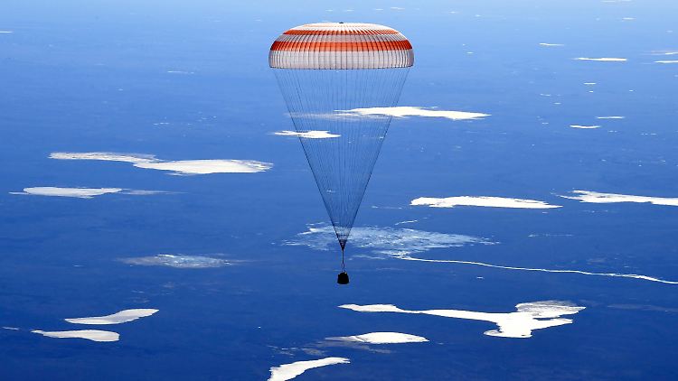 Eine russische Sojus-Kapsel MS-02 schwebt über Kasachstan an einem Fallschirm zur Erde. (Bild vom 10. April 2017)