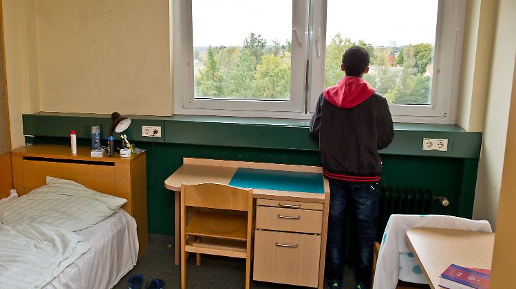Viele unbegleitete Minderjährige, die in Deutschland Asyl suchen, müssen unterhalb der Armutsgrenze leben.