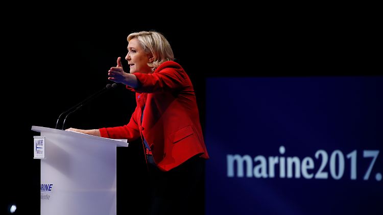 Die rechtspopulistische Kandidatin Marine Le Pen tritt mit einem nationalistischen Wahlprogramm an und will aus dem Euro austreten.