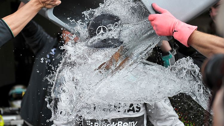 Auch Formel-1-Pilot Lewis Hamilton ließ sich mit Eiswasser übergießen.
