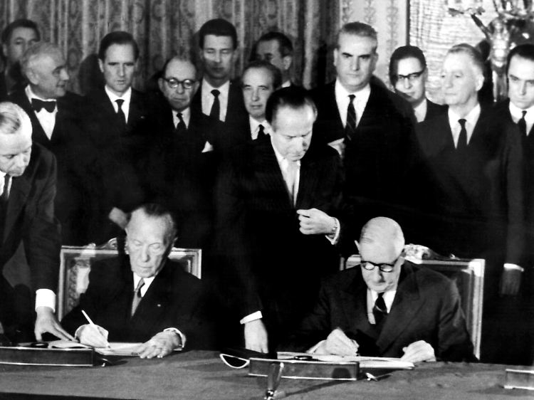 22. Januar 1963: Adenauer und Charles de Gaulle unterzeichnen in Paris den deutsch-französischen Freundschaftsvertrag.