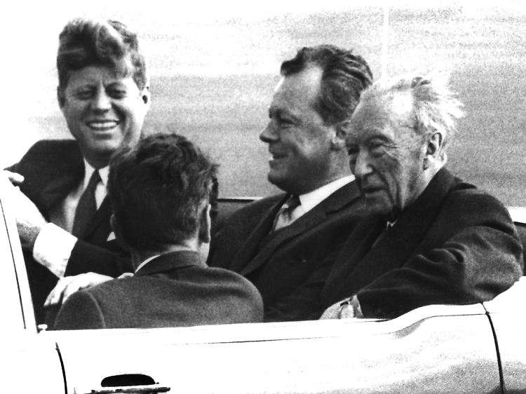 John F. Kennedy, Willy Brandt und Adenauer mit dem Auto in West-Berlin unterwegs.