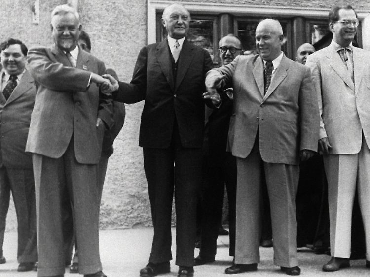 Der Kanzler 1955 in Moskau bei den "Sowjets". Rechts von ihm Nikita Chruschtschow und links Ministerpräsident Nikolai Bulganin.