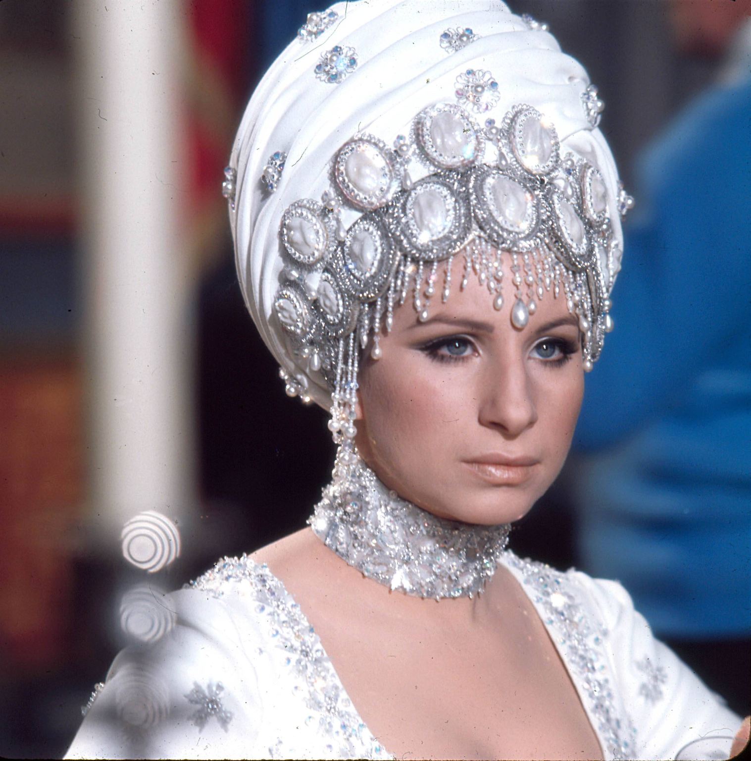Weil "Barbara" ihr viel zu normal ist, streicht sie kurzerhand ein "a" aus dem Namen - und wird zu Barbra. Als wäre sie mit ihrer unvergleichlichen Stimme und ihrem Aussehen nicht sowieso schon eine Ausnahmeerscheinung. 