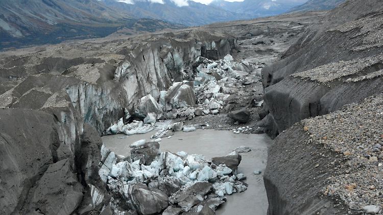 Das Foto zeigt den Canyon, der nun den Großteil des Schmelzwassers vom Kaskawulsh-Gletscher in Richtung Pazifik davonträgt. 