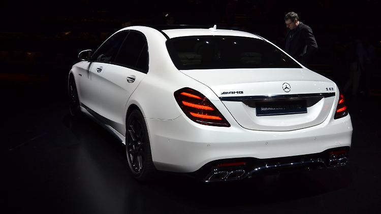 Auch am Heck manifestiert sich die S-Klasse als AMG S 63 als potenter Sportler.