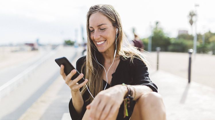 Wer außerhalb der EU nicht aufs Smartphone verzichten will, sollte sich frühzeitig um eine passende SIM-Karte kümmern.