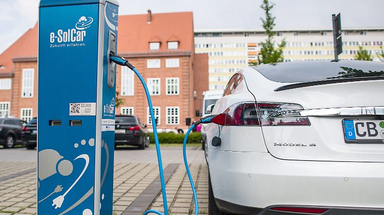 Fast 700 Autos verkaufte Tesla im März in Deutschland.