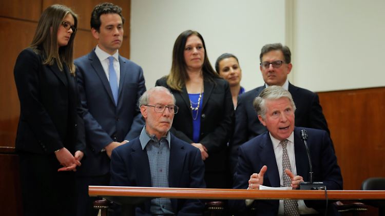 Der New Yorker Bezirksstaatsanwalt Cyrus Vance (r.) und die Familie Patz geben nach der Urteilsverkündung eine Pressekonferenz.