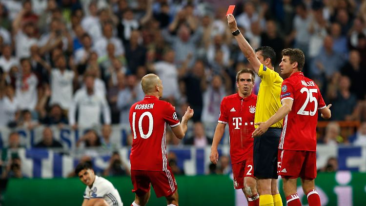 Ungläubig reagiert Arjen Robben auf die Gelb-Rote-Karte für Arturo Vidal.
