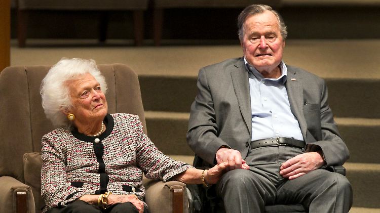George H.W. Bush und seine Frau Barbara: Der frühere US-Präsident ist mittlerweile auf einen Rollstuhl angewiesen.