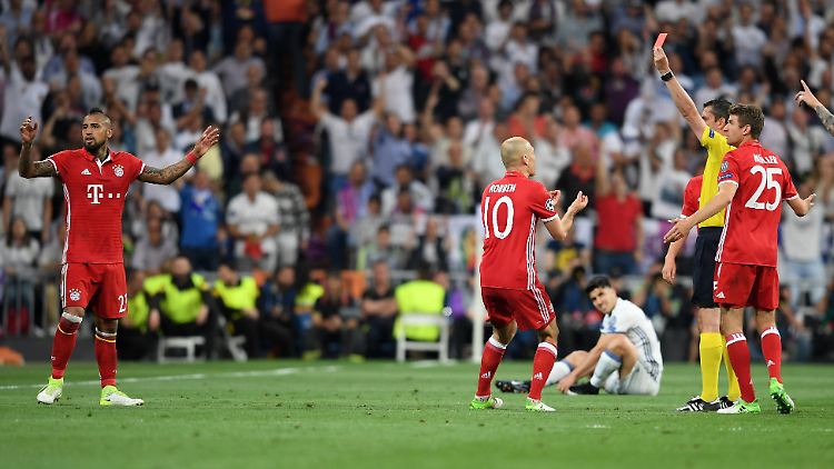 Für den FC Bayern die Szene des Spiels: Der ungarische Schiedsrichter Viktor Kassai schickt Arturo Vidal mit Gelb-Rot vom Platz.