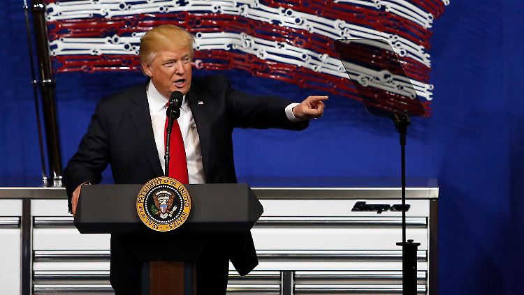 Hauptsache "Made in the USA": Der US-Präsident vor einer Flagge aus US-amerikanischen Schraubenschlüsseln. 