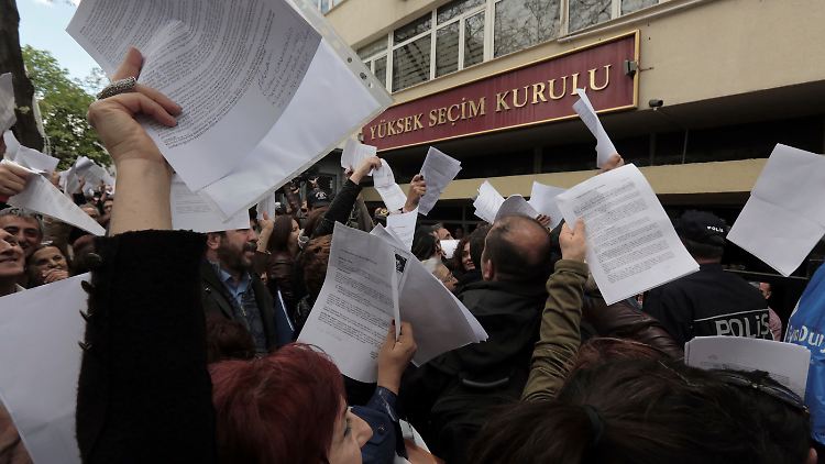 Dutzende Menschen protestierten vor dem Gebäude der türkischen Wahlkommission in Ankara.